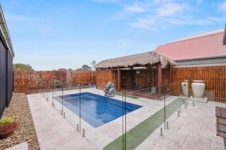 House 4 bedrooms, with pool