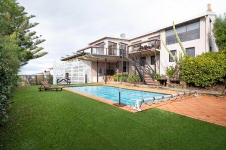 House 4 bedrooms, with pool