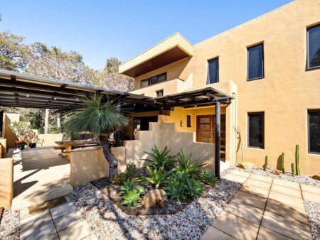 House 8 guests, with garden