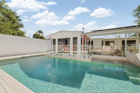 House 4 bedrooms, with pool