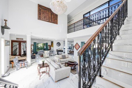 House 5 bedrooms, with pool