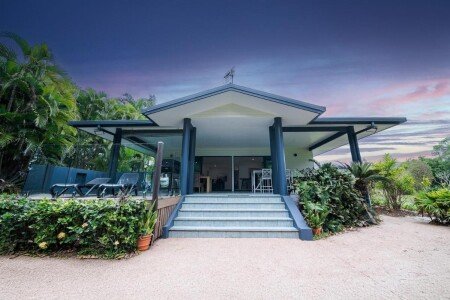 House 6 guests, with pool