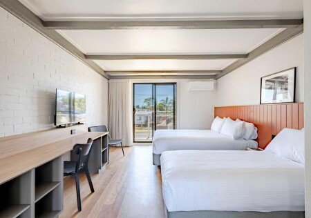 Resort 8 guests, with pool