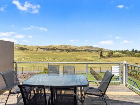 House 9 guests, with pool