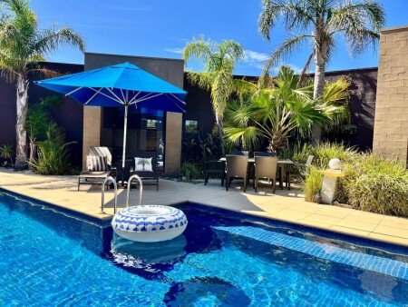 House 7 guests, with pool