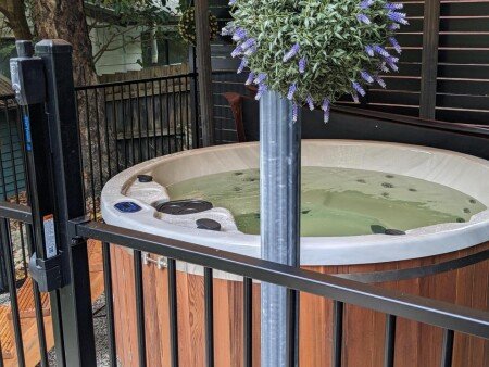 House 6 guests, with jacuzzi