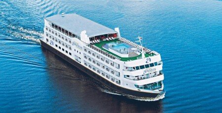 @todoptBoat 2 guests, @todoptwith jacuzzi