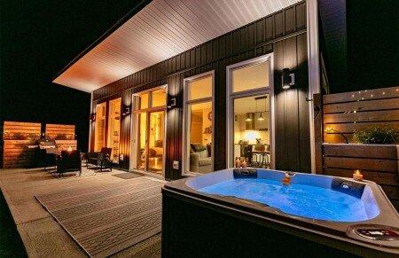 House 2 guests, with jacuzzi