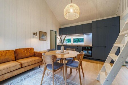 House 9 guests, with jacuzzi