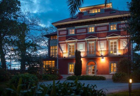 Hotel con jardín