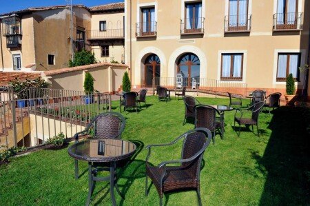 Hotel con jardín