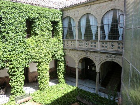 Hotel con jardín