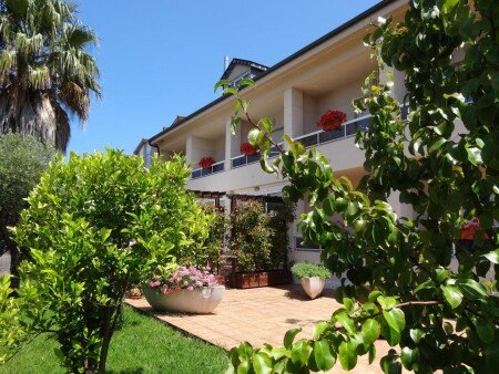 Hotel con jardín