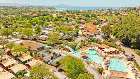 Camping / Mobil Home 10 voyageurs, avec piscine