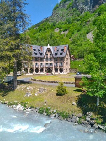 Hotel con jardín
