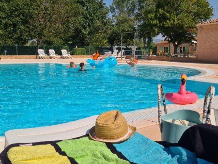 Camping / Mobil Home 8 voyageurs, avec piscine