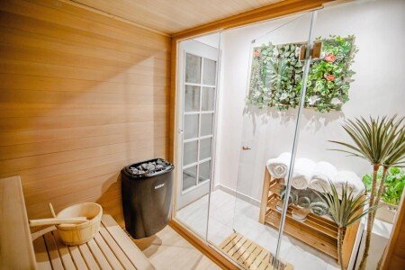 House 12 guests, with jacuzzi