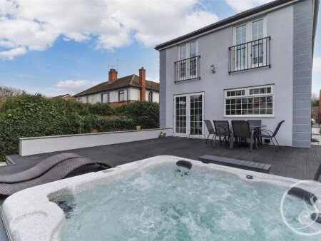 House 4 bedrooms, with jacuzzi