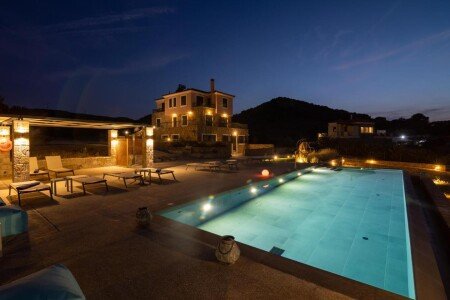 House 7 guests, with jacuzzi