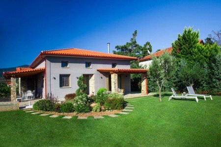 House 6 guests, with pool