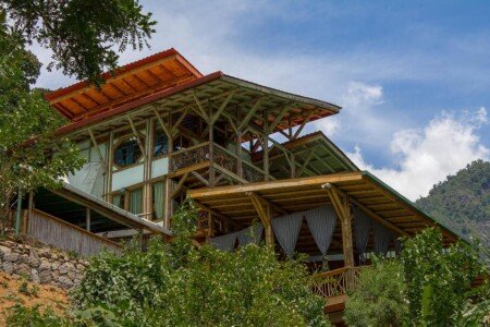 Hotel con jardín