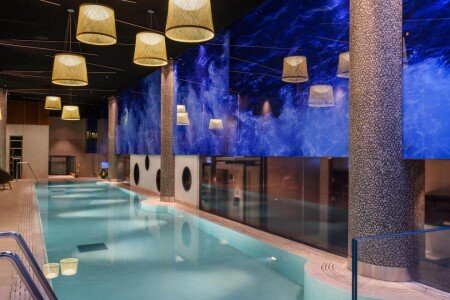 Hôtel design, avec piscine
