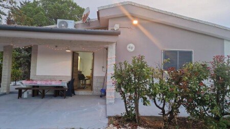 Casa 2 camere, con giardino