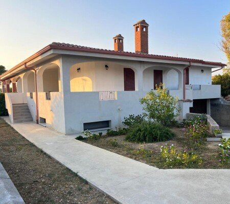 Casa 3 camere, con giardino