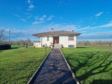 Casa 2 camere, con giardino