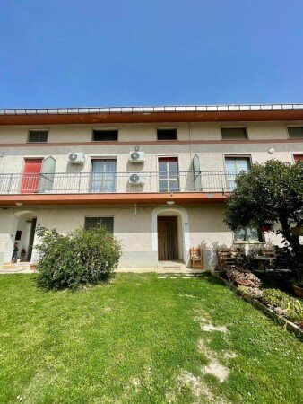 Casa 2 camere, con giardino