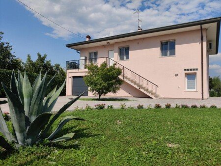 Villa 3 camere, con giardino