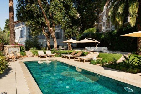 Hotel mit Pool