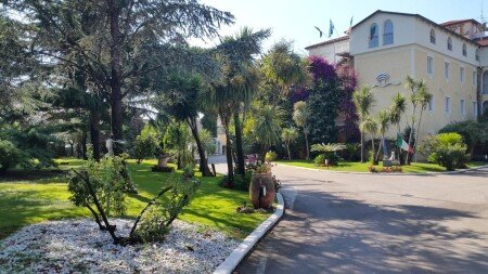 Hotel con giardino