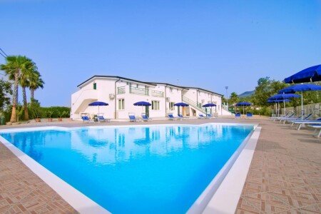 Aparthotel 8 ospiti, con piscina