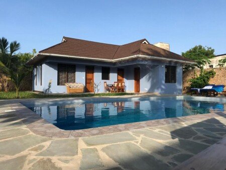 House 4 guests, with pool