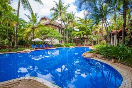 Hôtel chic, avec piscine