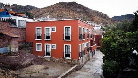 Hotel con jardín