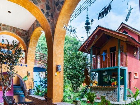 Hotel con jardín