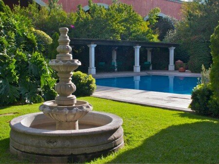 Hotel con jardín