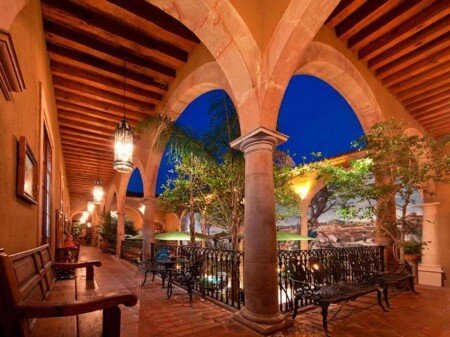 Hotel con jardín