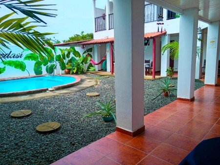 Hotel con jardín