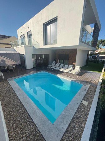 House 4 bedrooms, with pool