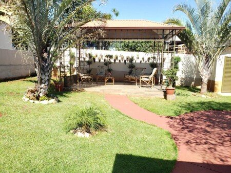 House 8 guests, with garden