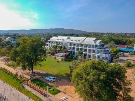 Hotel with garden