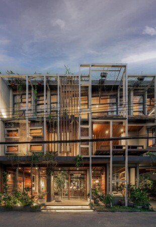 Hostel 8 guests, with garden