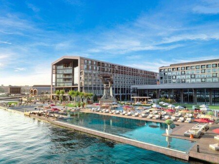 Hotel mit Pool