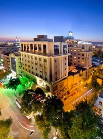 Hôtel moderne, avec piscine