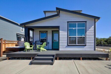 House 7 guests, with jacuzzi