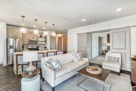 House 8 guests, with jacuzzi