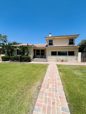 House 4 bedrooms, with pool